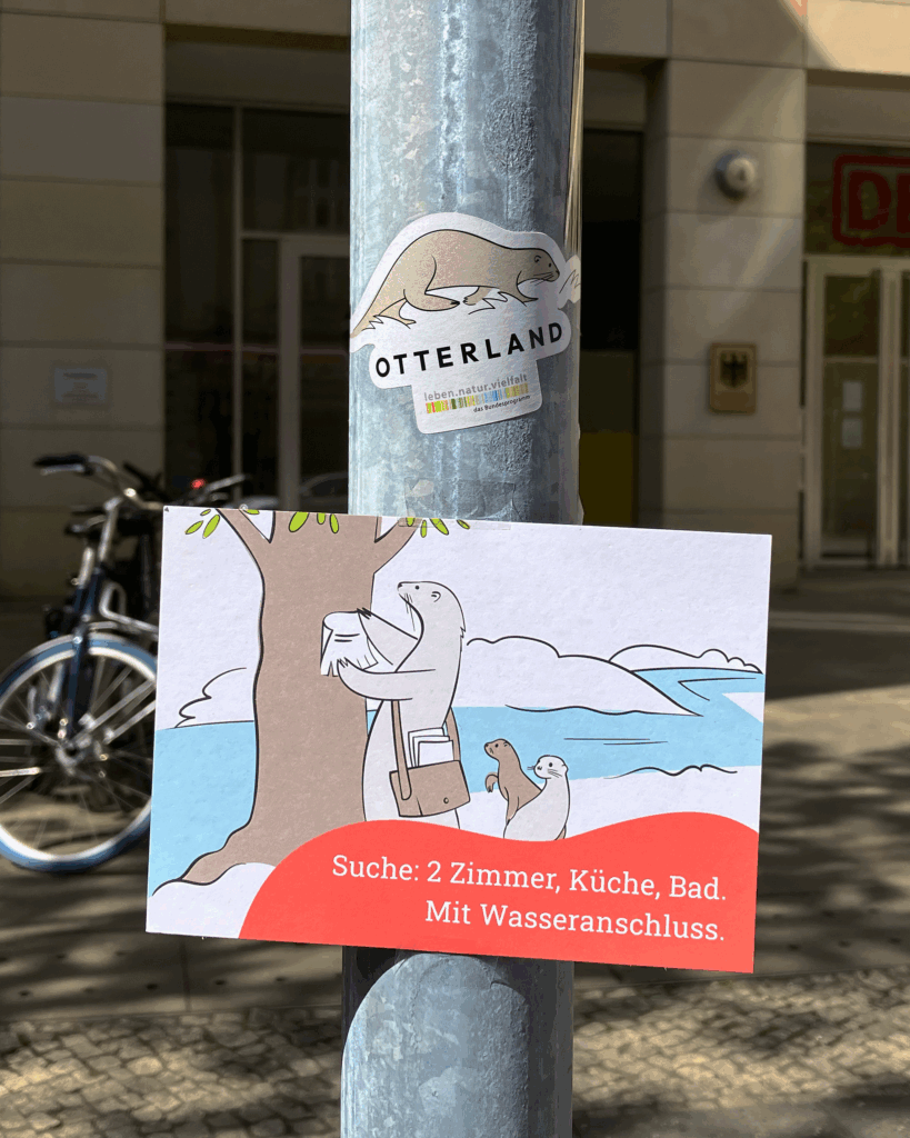 Otterland DUH CD Postkarte/Aufkleber auf Laterne