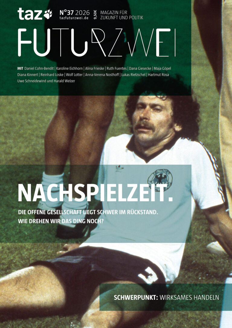 Fußballnationalspieler Paul Breitner sitzt erschöpft auf dem Boden im WM-Halbfinale 1982 Deutschland gegen Frankreich