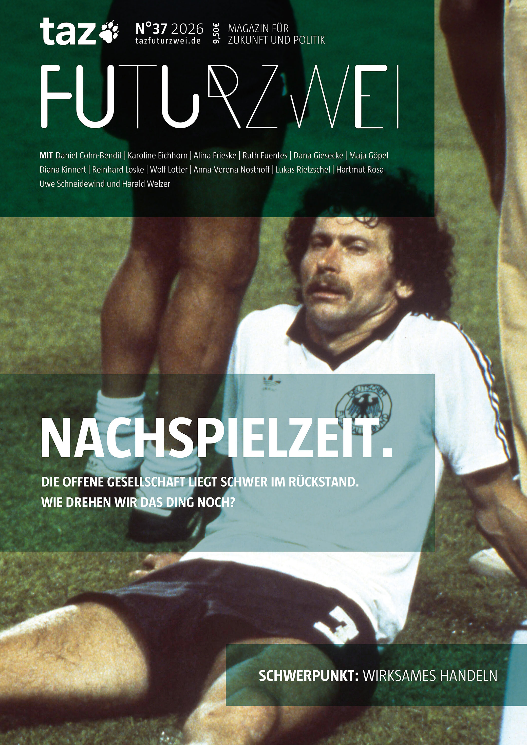 Fußballnationalspieler Paul Breitner sitzt erschöpft auf dem Boden im WM-Halbfinale 1982 Deutschland gegen Frankreich