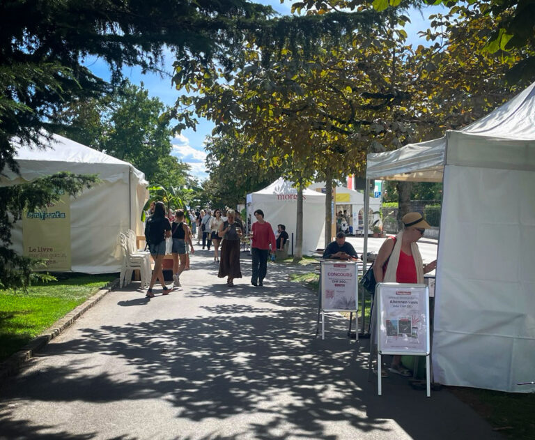 Uferpromenade in Morges, Stände des Literaturfestivals "Le livre sur les quais"